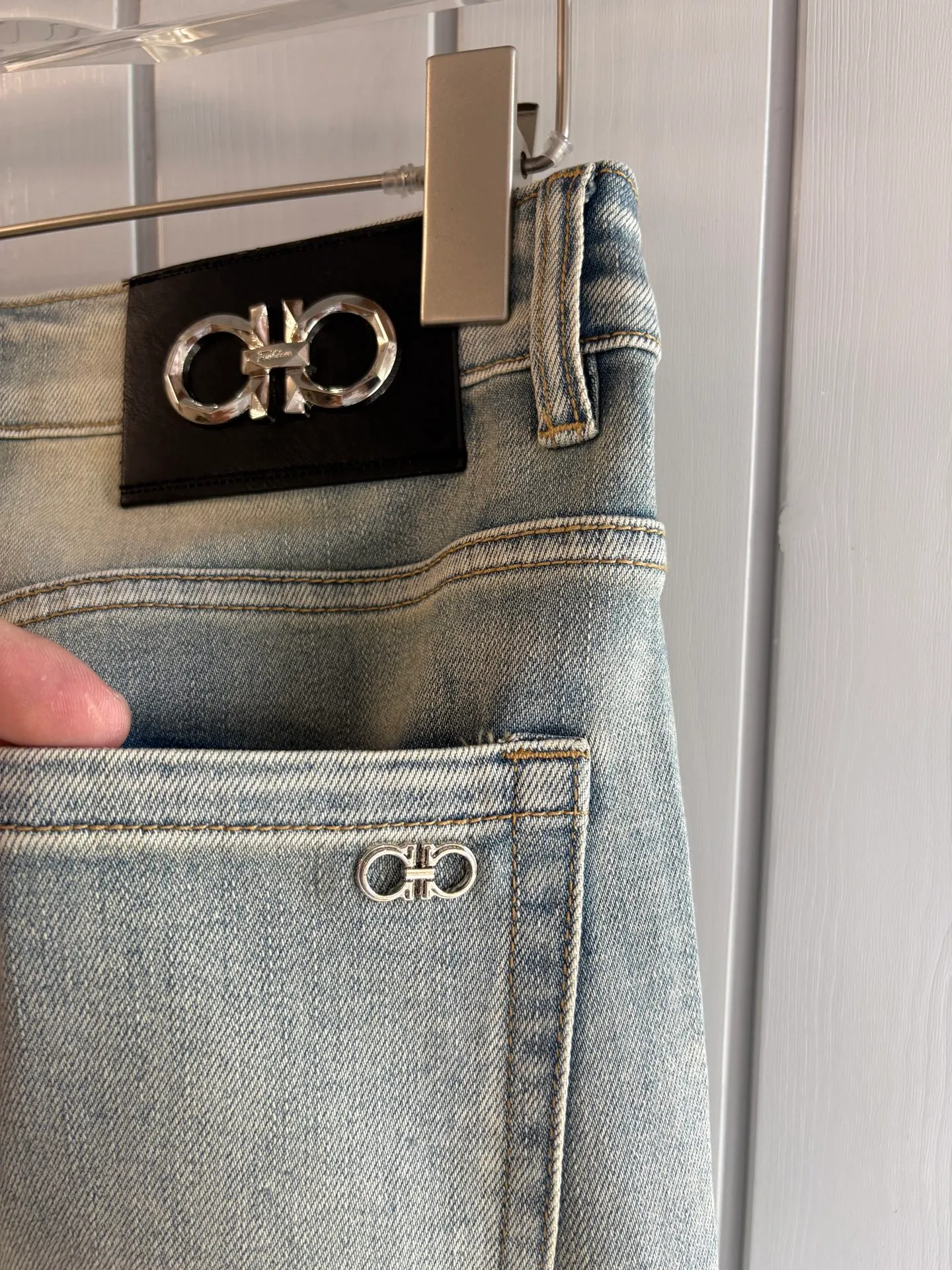 Ferragamo 41SS spring and summer jeans are coming. Premium version. Special counter-customized fabrics🌹Breathable, high comfort. Impeccable details. The design concept of brand elements reflects high quality. It feels delicate and soft. It presents casual tailoring and the upper body shape is awesome! Sizes: 28-38 (no 35.37)
